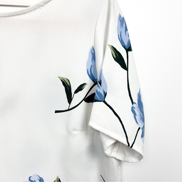 Dynamite Short Sleeve White & Blue Floral Top - Picture 4 of 8